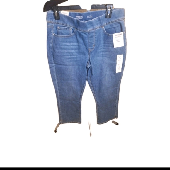 Levi Strauss Signature Denim - NWT Signature Levi Strauss Women's Pull On Capri Totally Shaping. Size 10